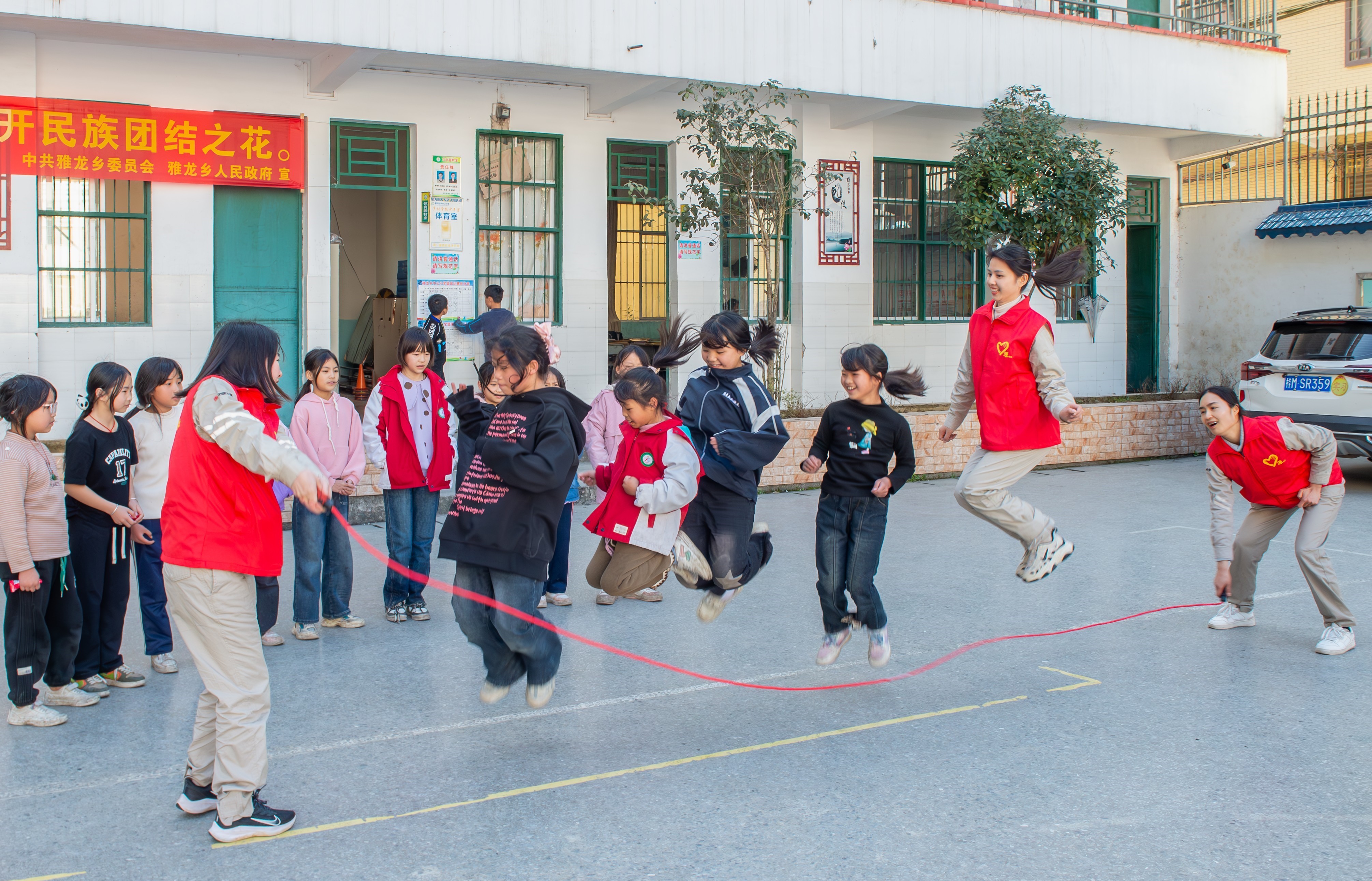 1.广源公司女职工们在当地小学与学生们一起玩游戏。蒋亚宁摄_副本_副本_副本.jpg