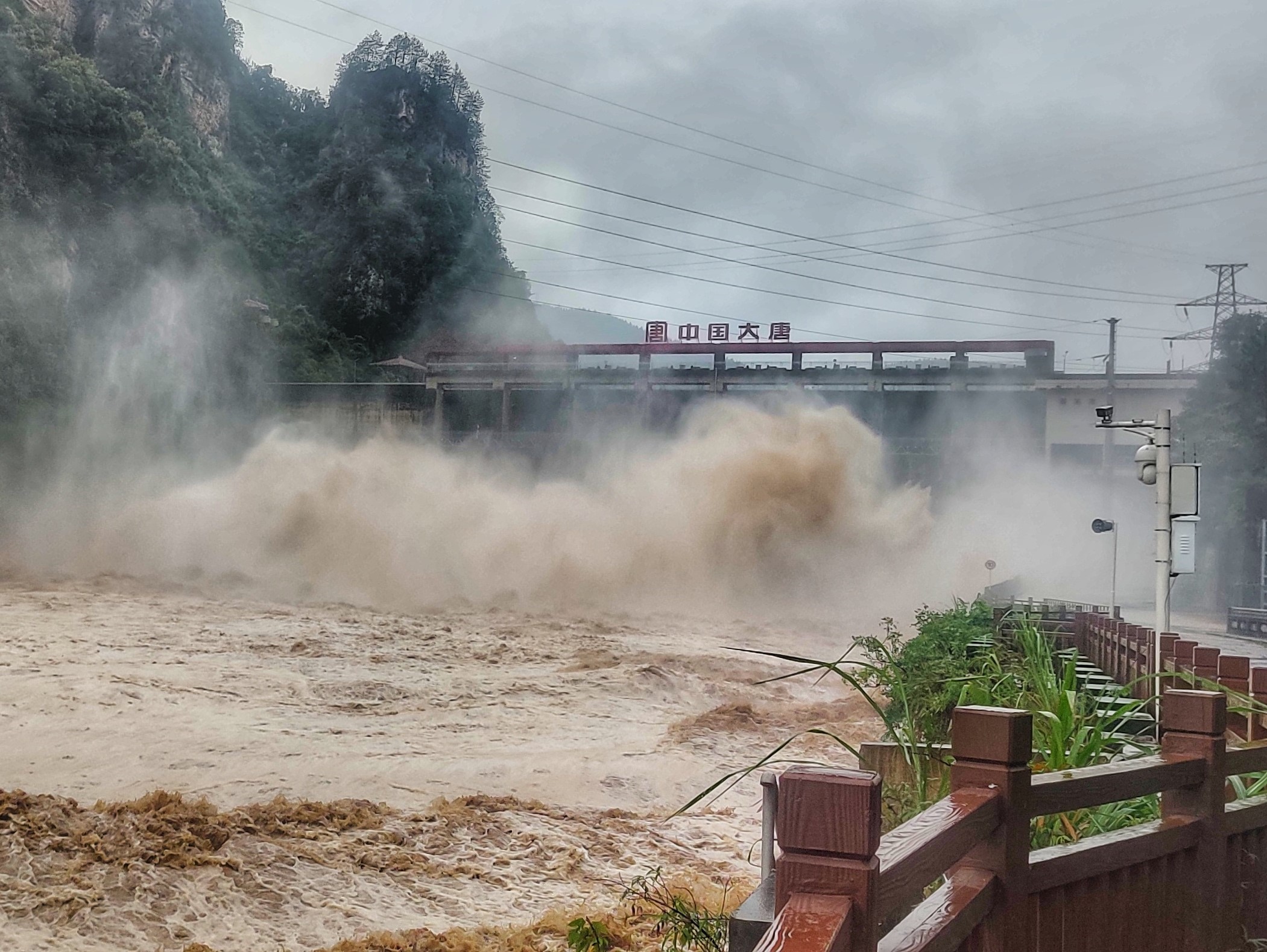 张家界水电公司迎接洪峰过境.jpg